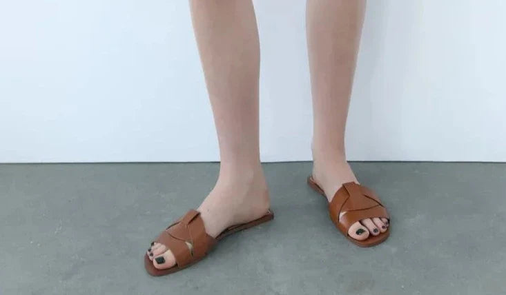 FLAT CRISS-CROSS LEATHER SLIDER SANDALS - BROWN